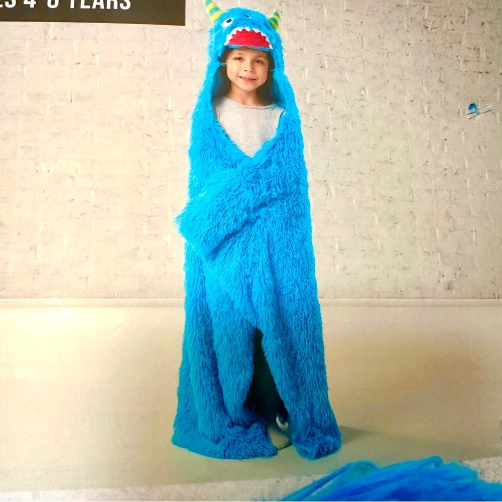Hallow's Eve Kids Faux Fur Blue Monster Hooded Throw Blanket Ages 4-8 Soft NWT